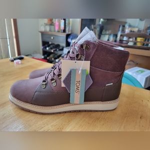 TOMS Women's Mesa boots waterproof and foam soles